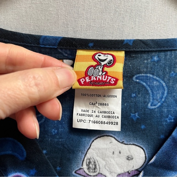 Peanuts Halloween Charlie Brown Snoopy print v neck scrub short sleep top Sz L - Picture 3 of 5